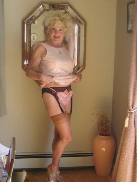 granny uptodown nudes photo