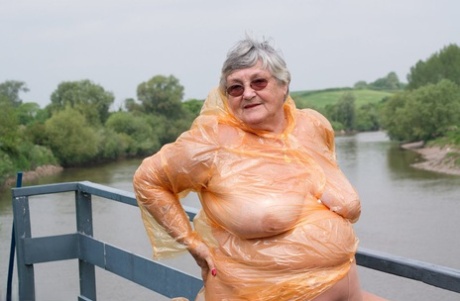 older women showing their pee hole pretty pic