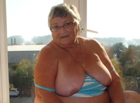 beautiful mature older women showing their pussys adult picture