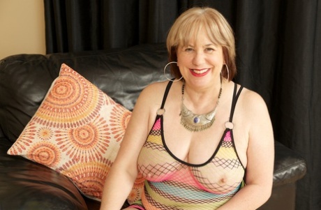 thick mature woman masterbates nudes image