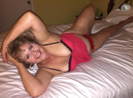 mature swinger shows free sexy picture